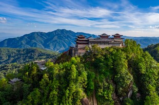 山巅古建映于葱郁山林间