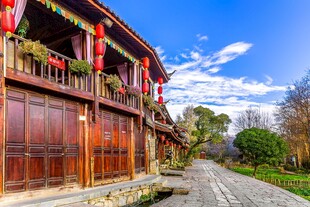 古雅木质建筑旁的宁静小道