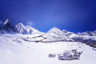 雪山壮丽风光