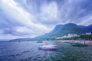 湖畔山水间的游船美景