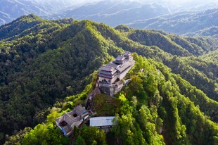 山间古建隐于葱郁山林
