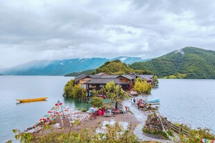 湖中小岛风光秀丽