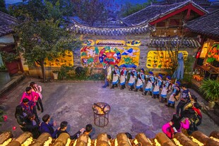 纳西族篝火晚会热闹场景