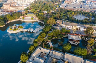 城市中的水域景观鸟瞰