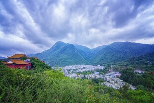 山间古建与壮丽风景