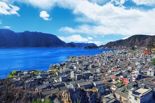 湖畔山城美景