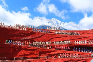 壮观红色场景下的人群阵列