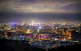 城市璀璨夜景俯瞰图