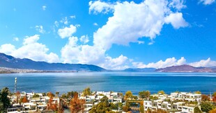 美丽湖景与远处山峦风光