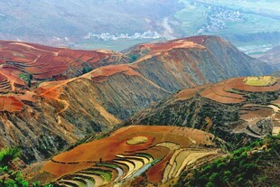 七彩山峦壮丽风光