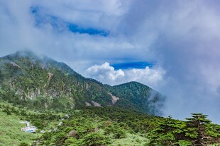 山间云海环绕的翠绿山峦