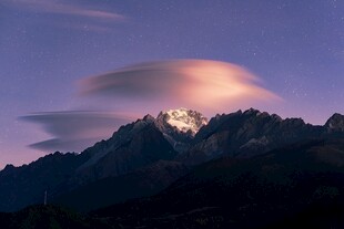 梦幻山间奇景 彩云绕峰巅