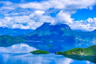 美丽湖山风景如画