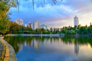 湖畔城市风光 宁静美好