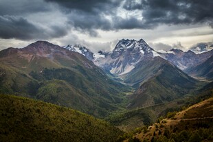 壮丽山峦间的云雾景致