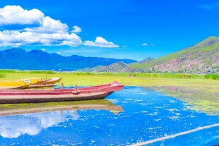湖畔小船映蓝天美景