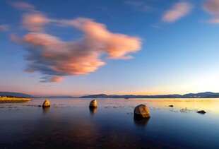 湖畔日落美景 石立水中
