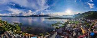 湖畔小镇全景风光