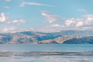 湖畔青山蓝天白云美景