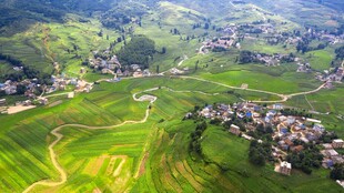 航拍山间村落与梯田美景