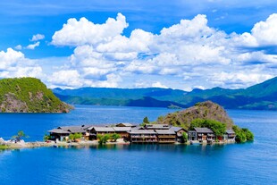 美丽泸沽湖中的特色岛屿