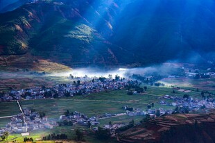 山间村落晨光美景