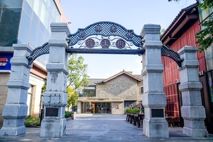 中式石牌坊下的古朴街巷