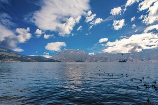 蓝天碧水间的静谧湖面