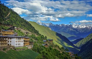 山间美景中的特色建筑