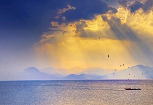 海上日出美景 小船悠然