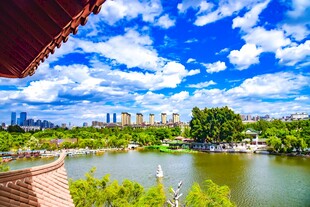 湖畔美景 中式建筑与蓝天相映