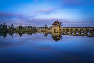 湖畔古建倒影的静谧美景