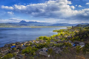 湖畔美景 青山绿水伴村落