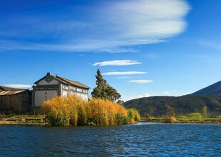 湖畔古建筑与蓝天美景