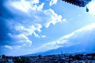 高空俯瞰城市与壮丽天空