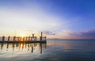 海边码头的美丽日落景象
