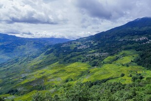 青山绿野间的壮美山景