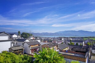 古村落全景 蓝天绿树相伴