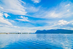 蓝天碧水间的美丽湖景