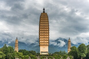 巍峨古塔屹立于山林之间