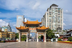 中式牌坊与现代建筑相映