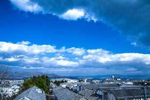 屋顶视角下的蓝天白云城市景