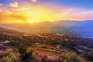 壮丽山间日出美景