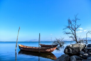 湖畔孤舟静景