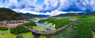 山间美景 云绕湖泊与梯田