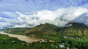 山间河畔风景图