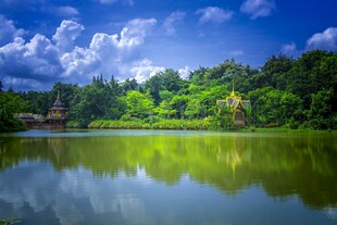 湖畔青山美景