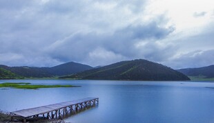 宁静湖畔的长桥与远山