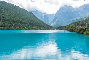 梦幻蓝湖映巍峨山峦
