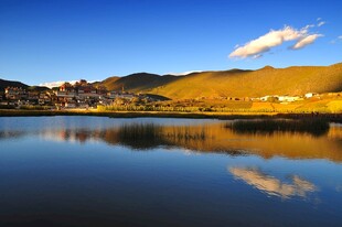 湖畔美景 远山与城镇倒影